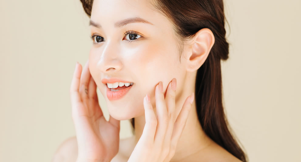 レスベラトロールはメラニン生成の抑制や酸化ダメージの軽減を通じて、シミやくすみの予防、肌の老化スピードの抑制に関与する