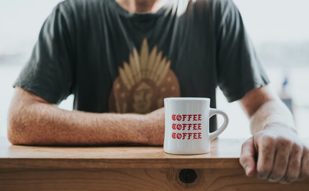 午後遅くのカフェインは、気づかないうちに深い睡眠を減らすことがあります。